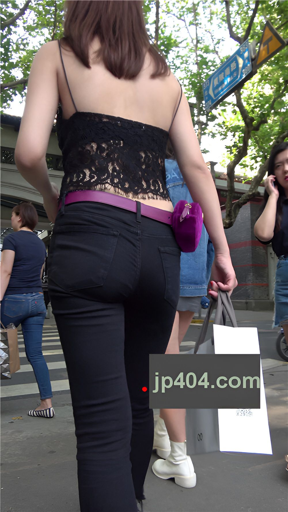 漂亮的吊带黑色紧身裤小姐姐[874M/MP4]