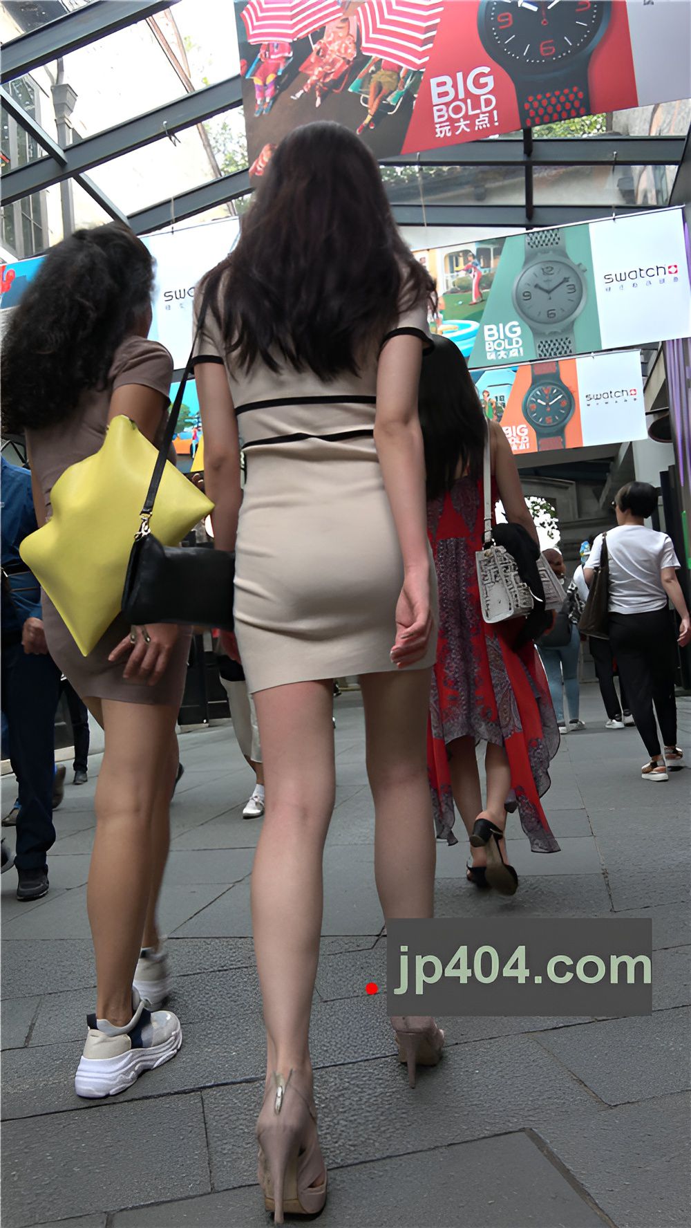 漂亮的连体裙小姐姐[1.04G/MP4]