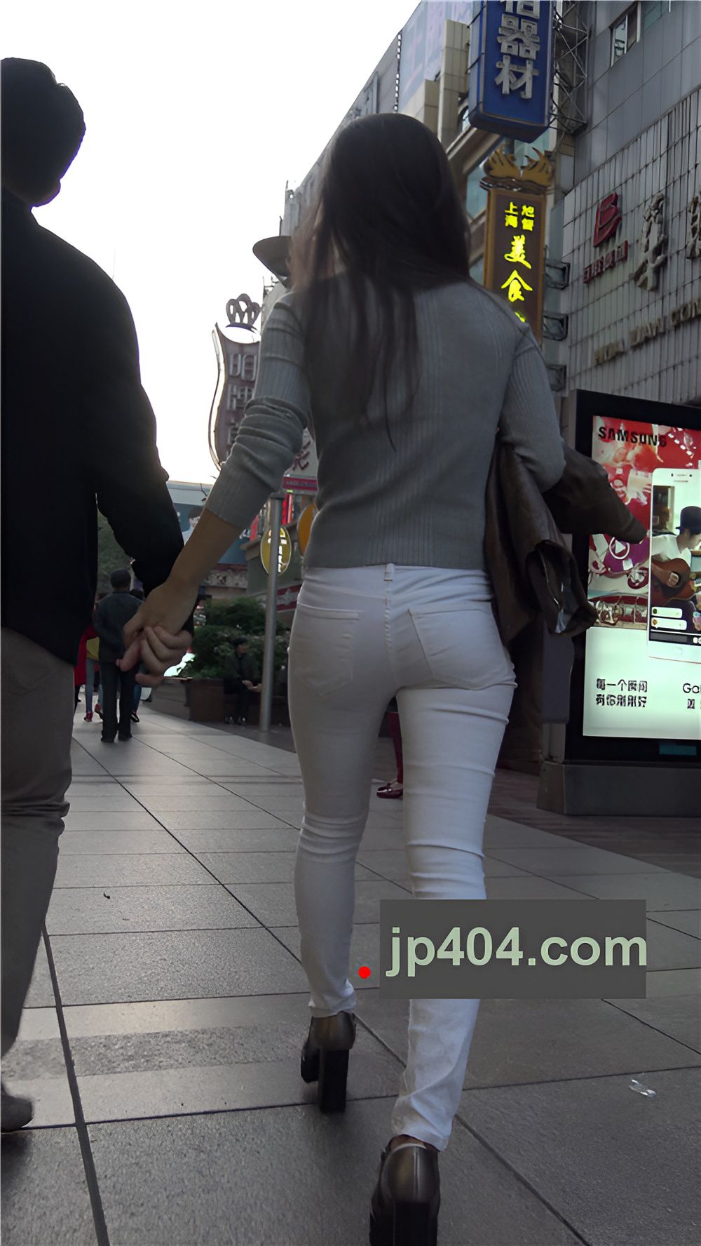 紧身白裤妹子[754M/MP4]