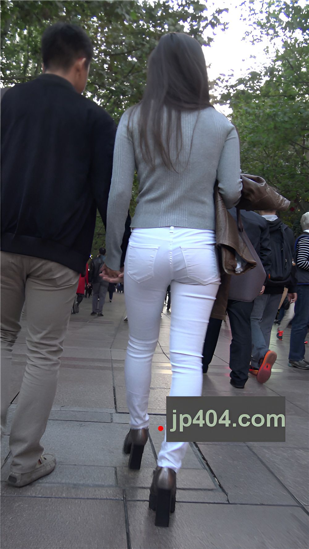 紧身白裤妹子[754M/MP4]