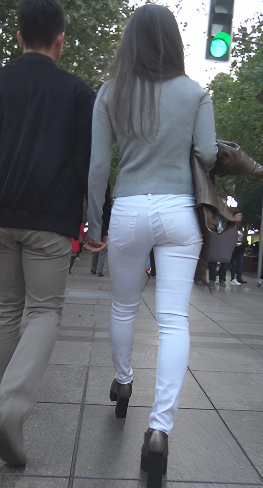 紧身白裤妹子[754M/MP4]