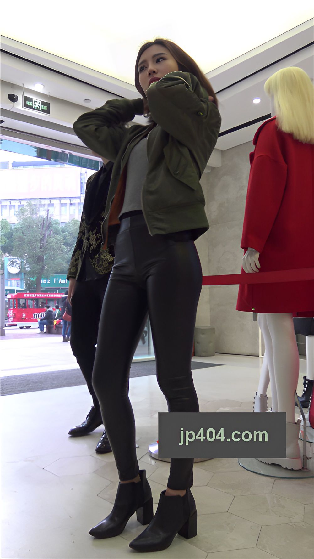 漂亮的极品长腿皮裤美女[534M/MP4]