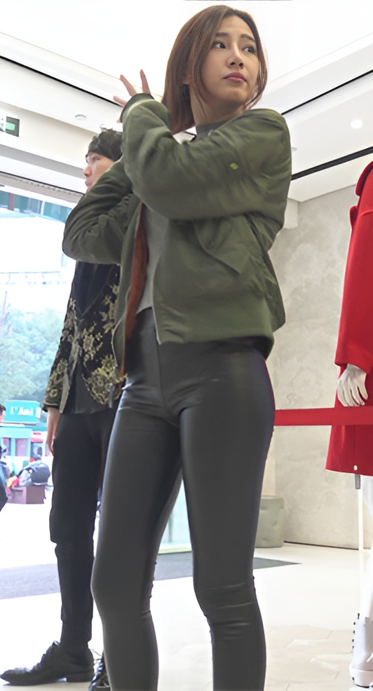 漂亮的极品长腿皮裤美女[534M/MP4]