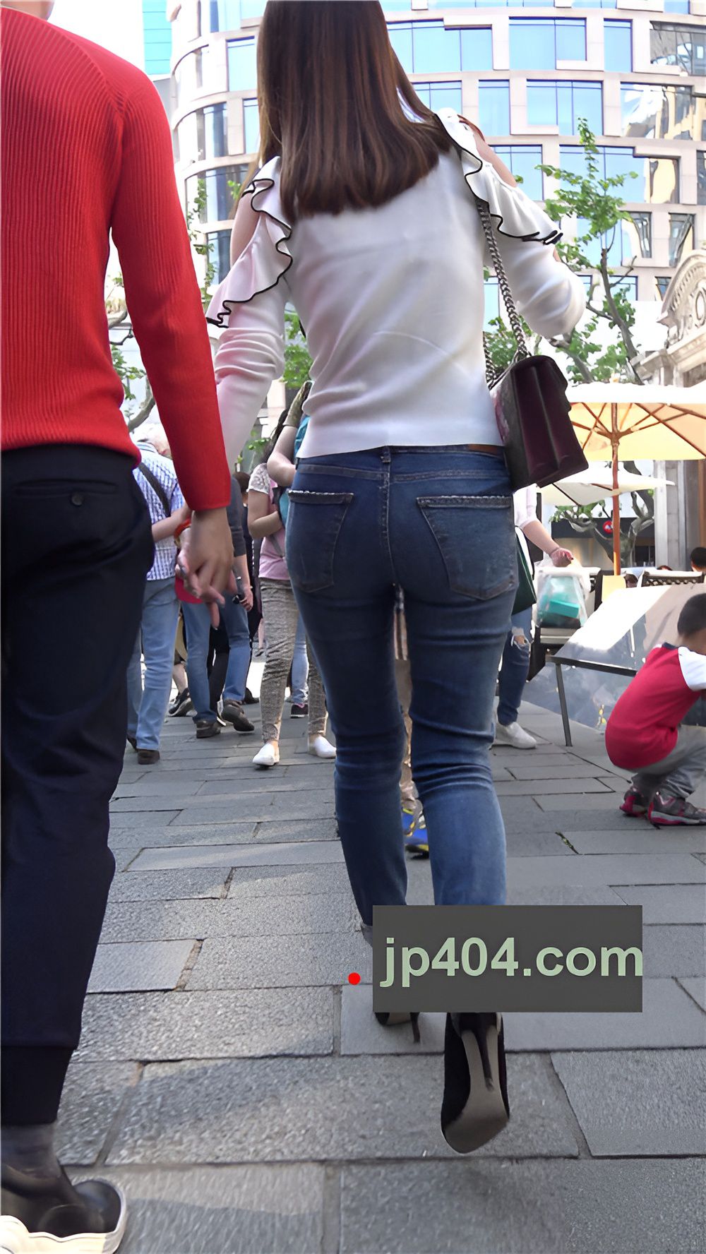 丰腴牛仔紧身裤美眉[1.02G/MP4]