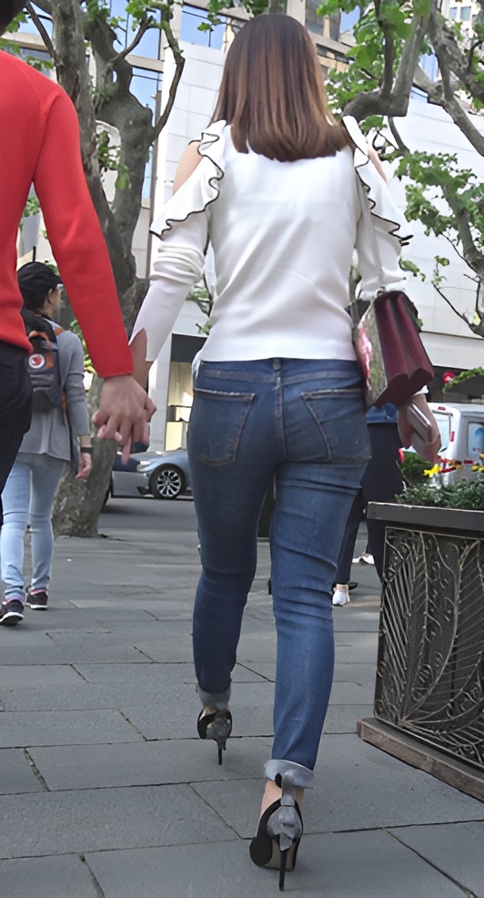 丰腴牛仔紧身裤美眉[1.02G/MP4]