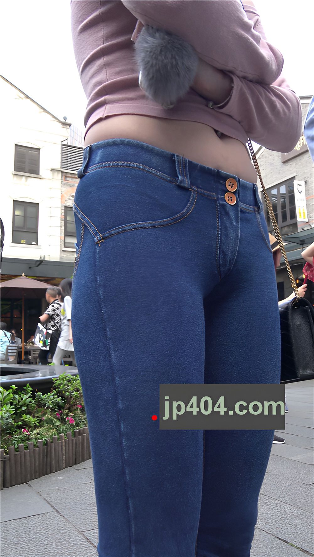 紧身牛仔裤小姐姐[548M/MP4]