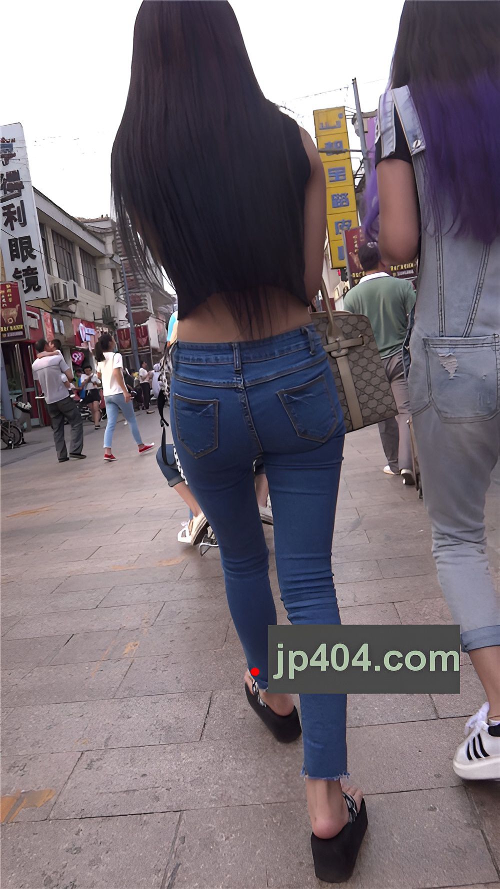 吃雪糕的露腰牛仔裤长发妹子[1.01G/MP4]