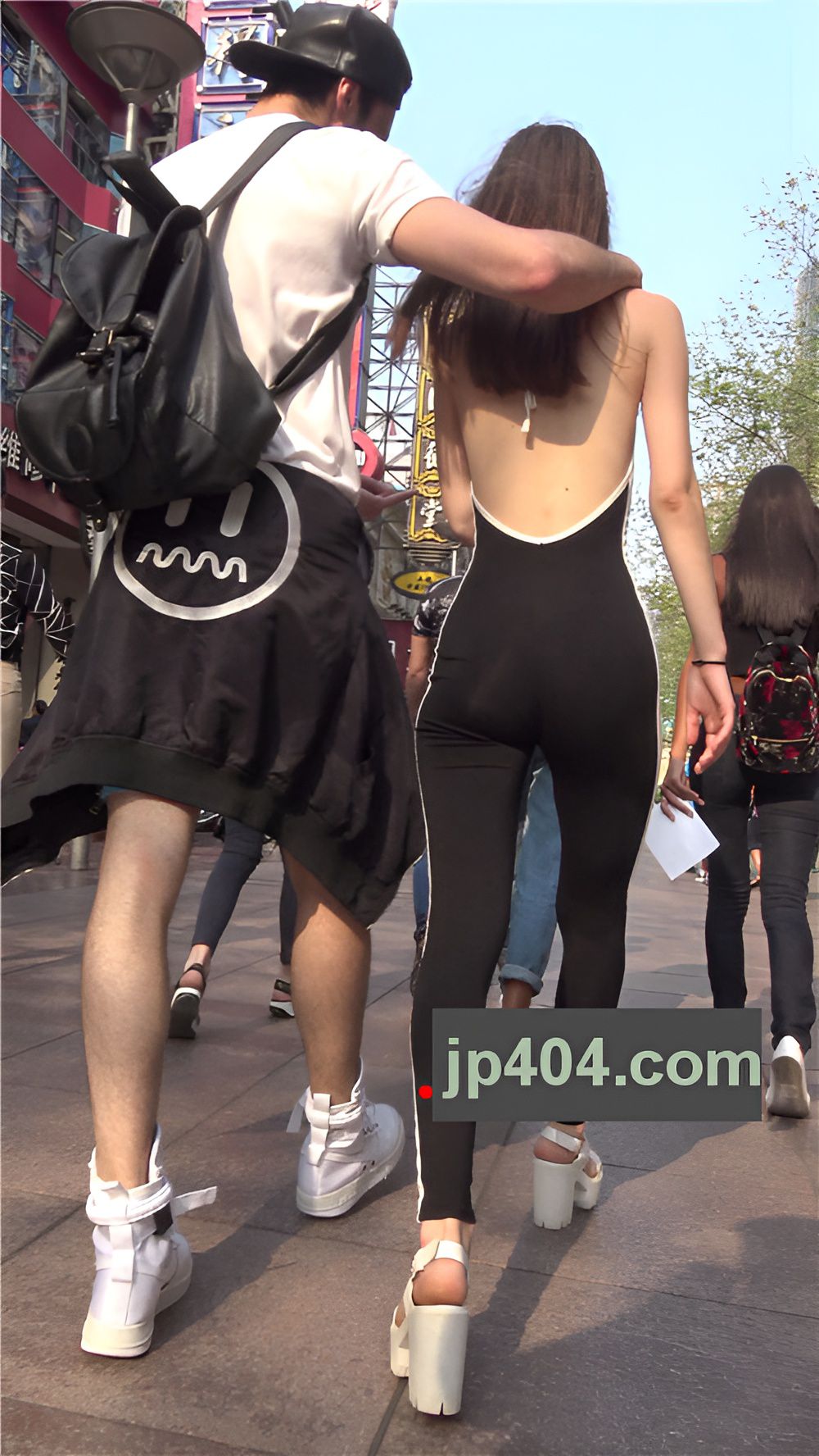 漂亮的国外连体衣小姐姐[1.08G/MP4]