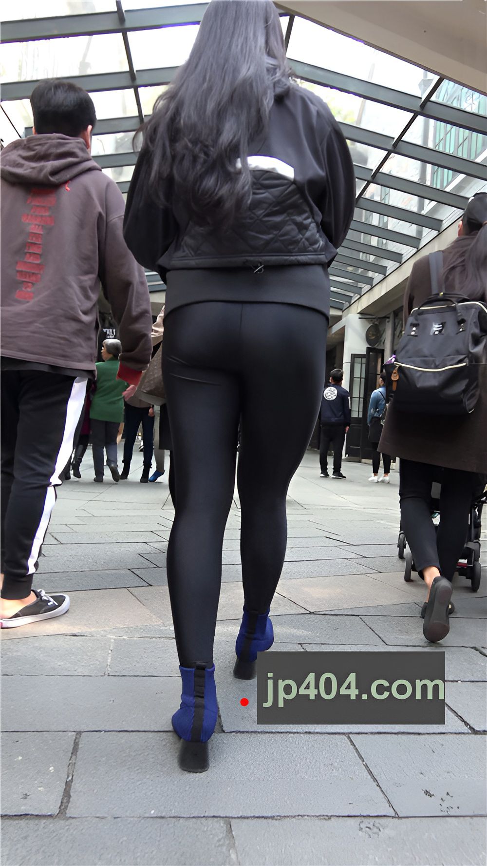 漂亮的紧身黑裤美女[1.39G/MP4]