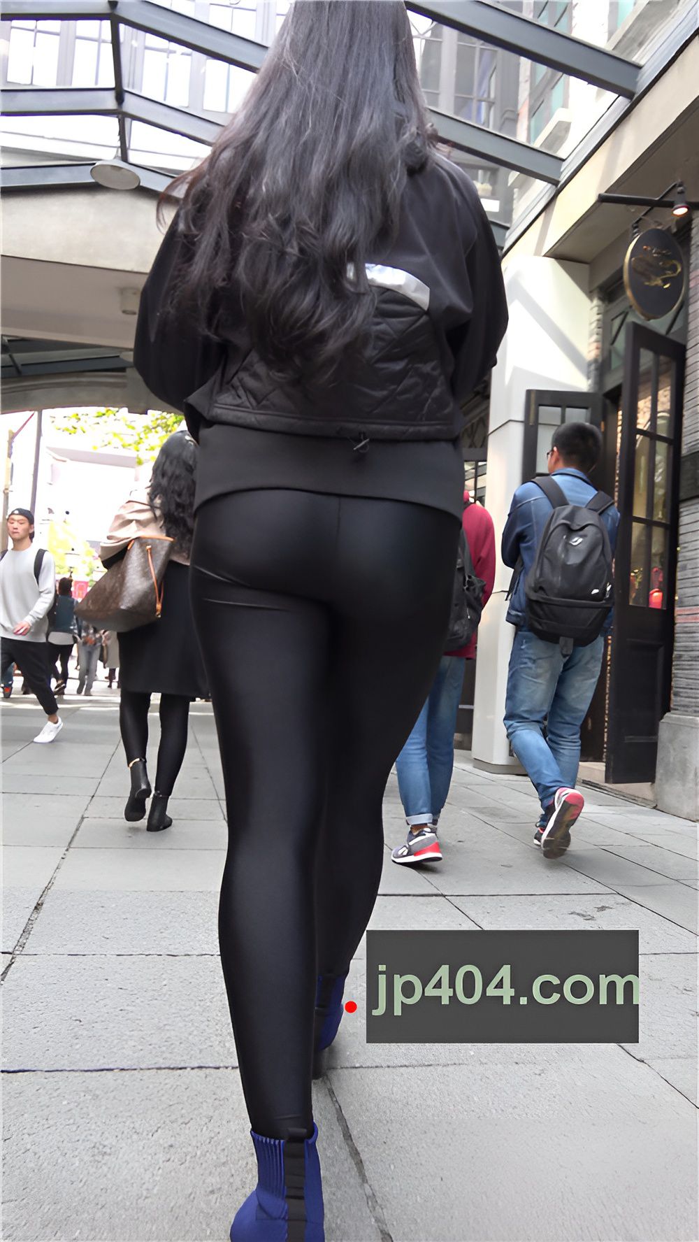 漂亮的紧身黑裤美女[1.39G/MP4]