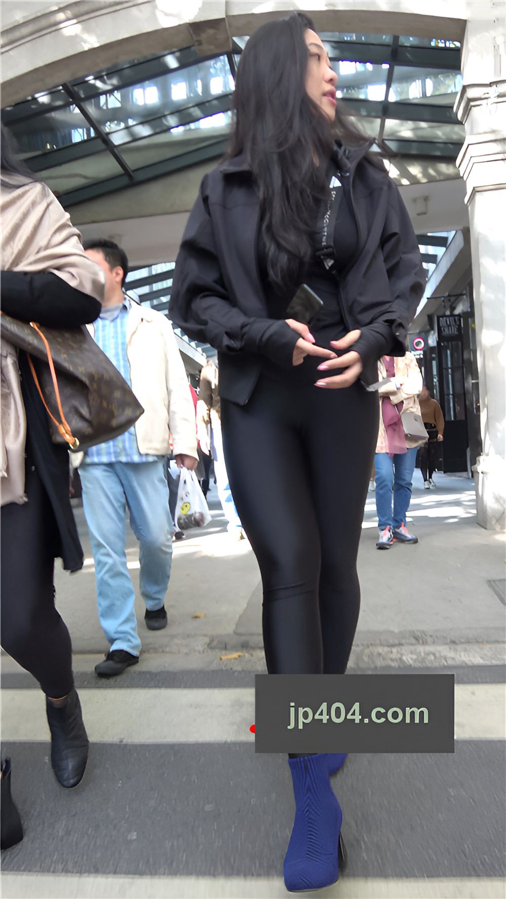 漂亮的紧身黑裤美女[1.39G/MP4]