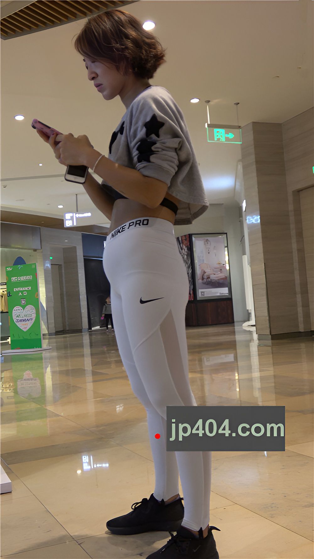 短发白色紧身裤美眉《一》[1.33G/MP4]