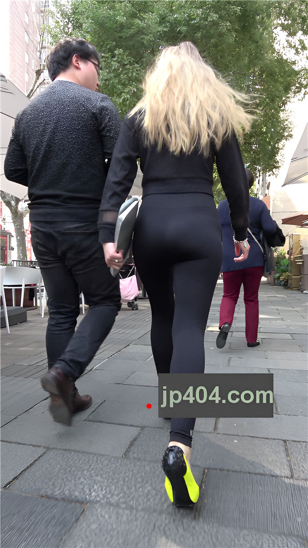 丰腴高腰紧身黑裤美眉[1.3G/MP4]