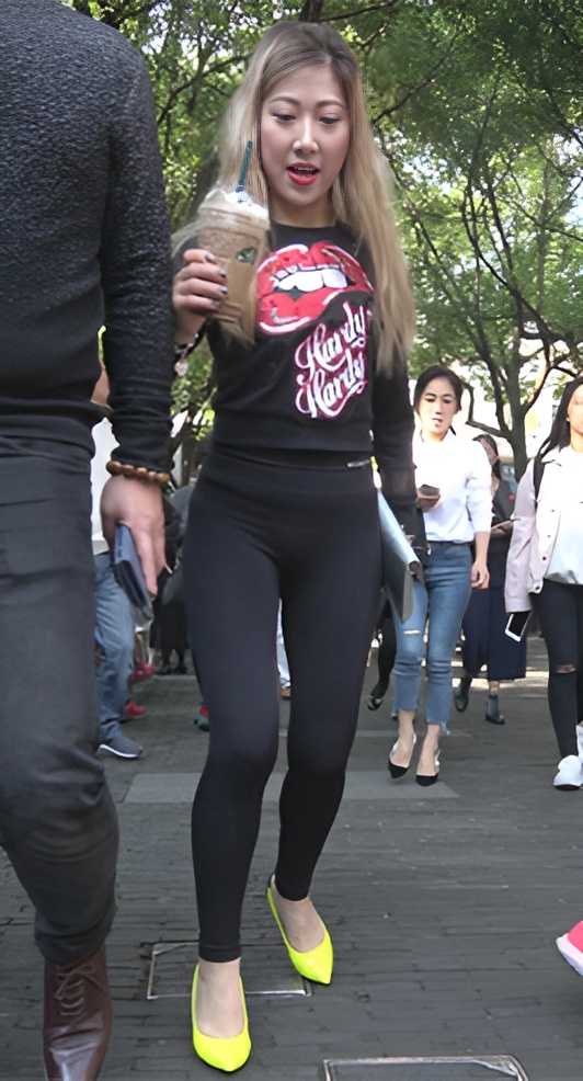 丰腴高腰紧身黑裤美眉[1.3G/MP4]