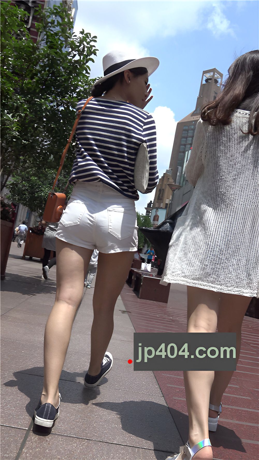 喜欢拍照的白色热裤美女[2.55G/MP4]