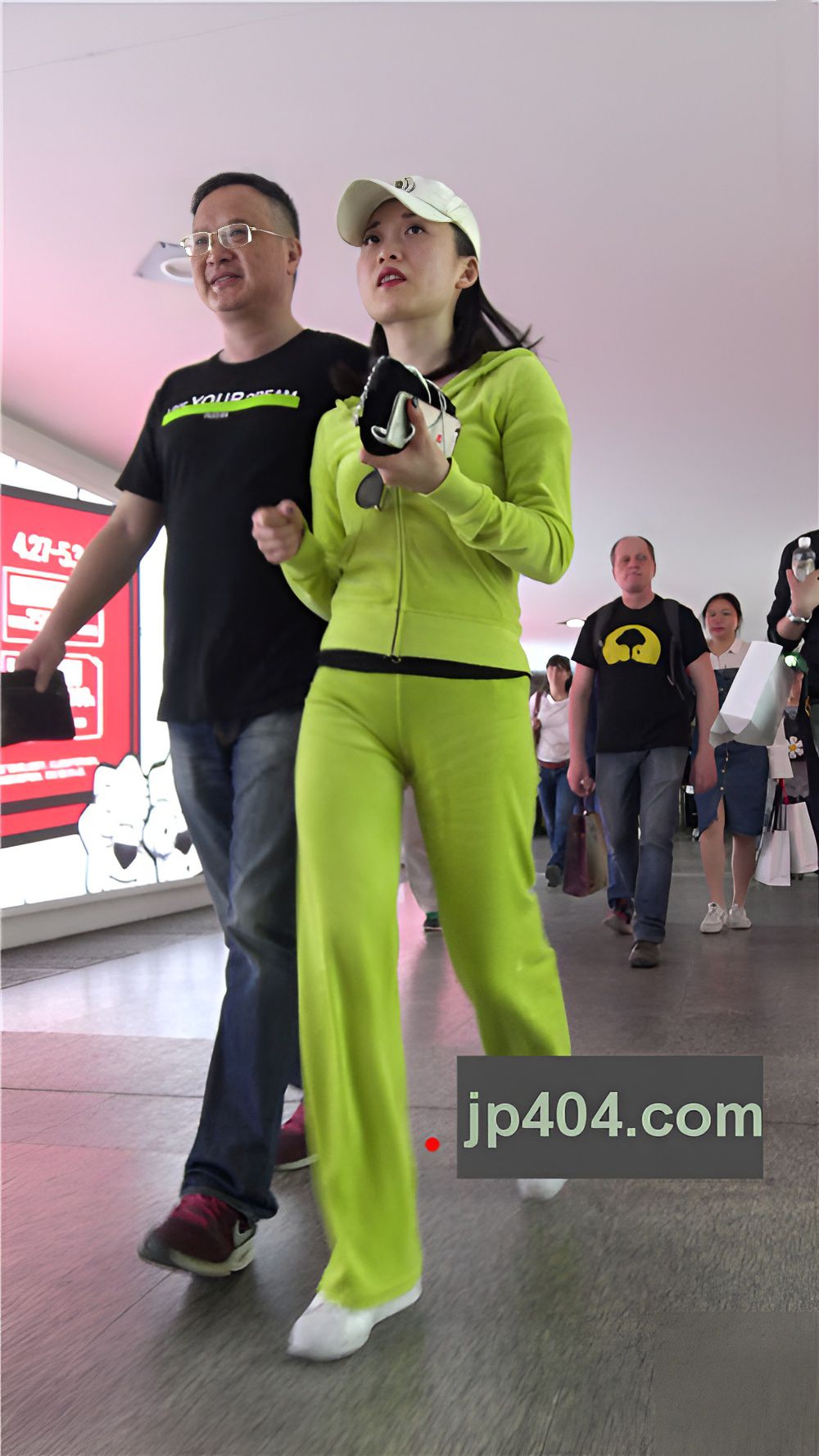 戴着墨镜的气质美女二、[1.99G/MP4]