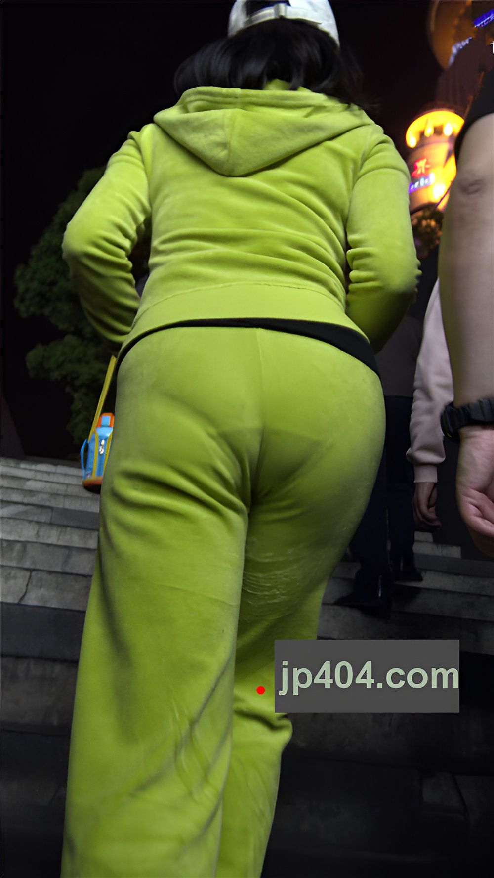 戴着墨镜的气质美女二、[1.99G/MP4]