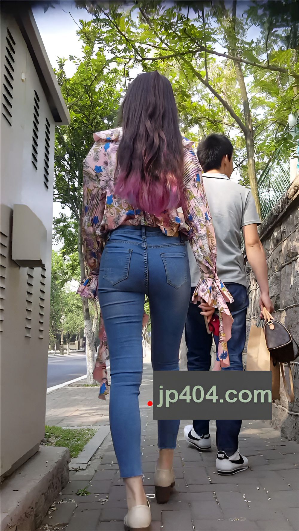 紧身牛仔裤长发美眉[318M/MP4]