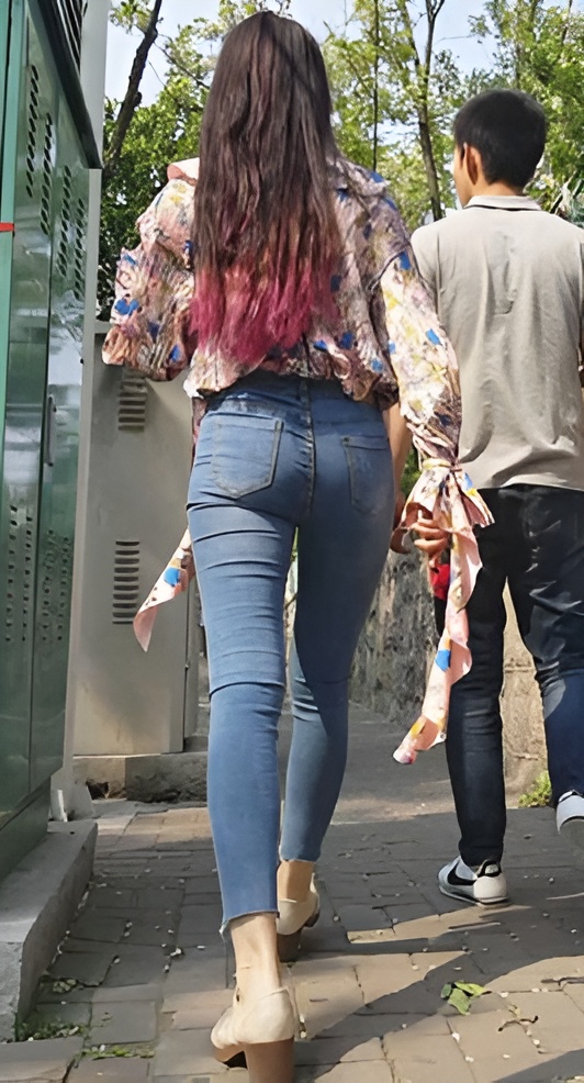 紧身牛仔裤长发美眉[318M/MP4]