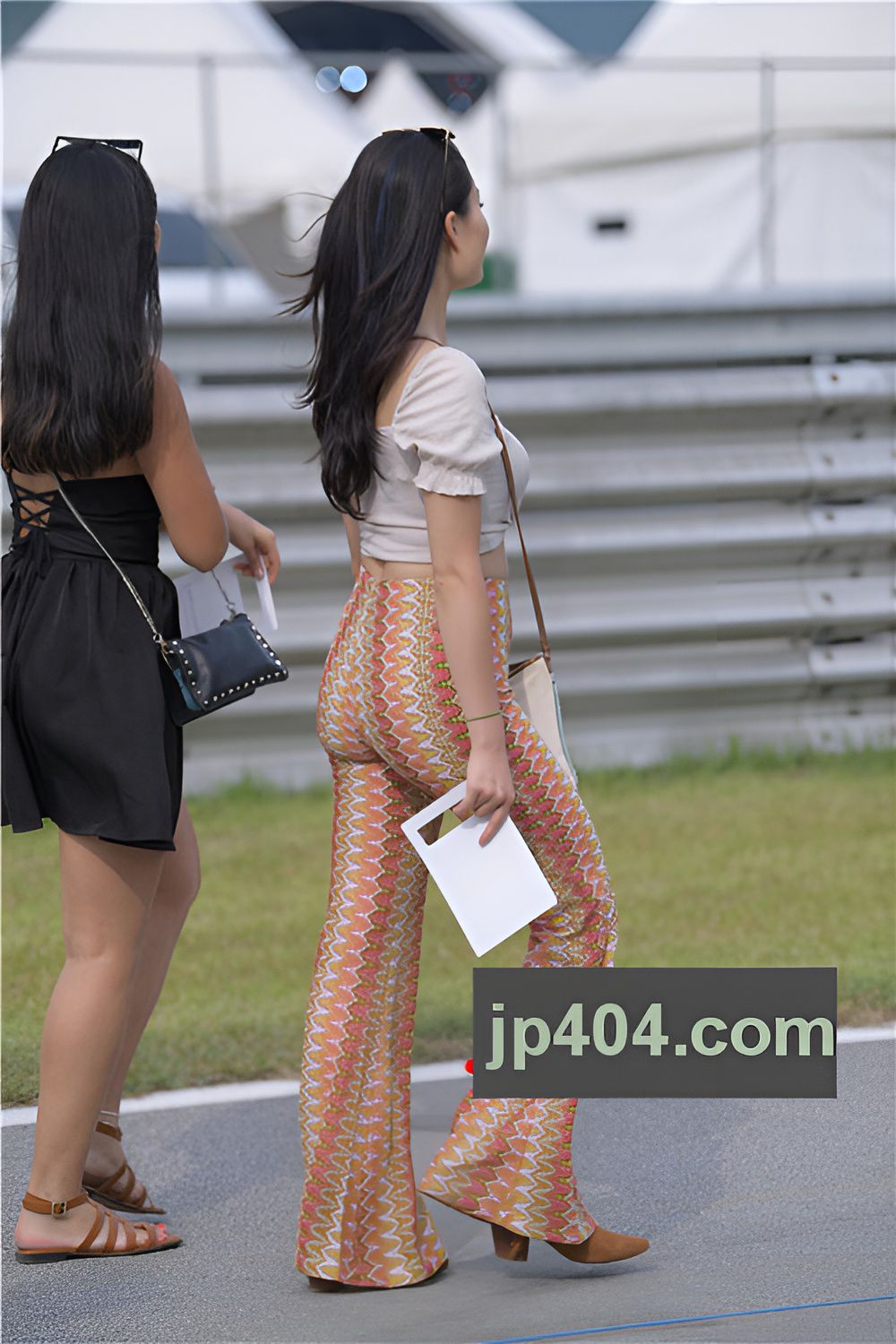 街拍丰腴长裤翘屯美女(71P)[1.73G/JPG]