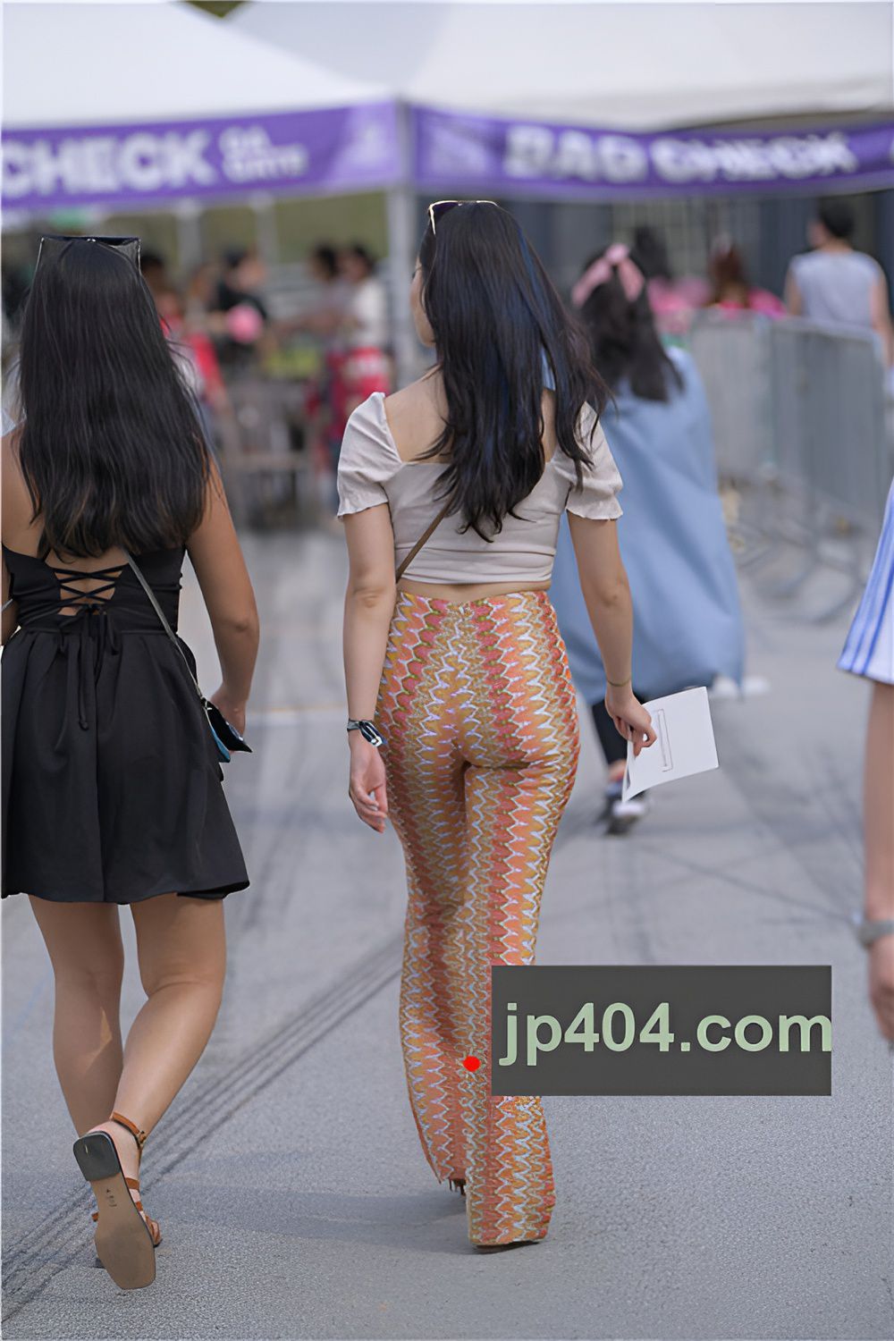 街拍丰腴长裤翘屯美女(71P)[1.73G/JPG]