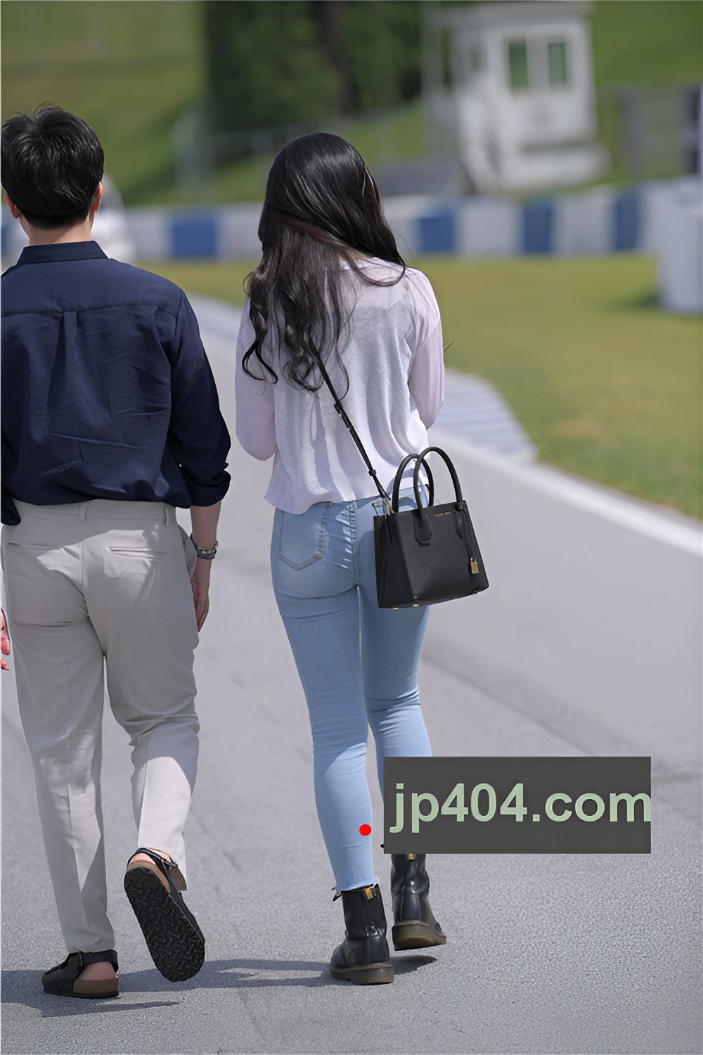 街拍露腰的牛仔小姐姐(43P)[1.01G/JPG]