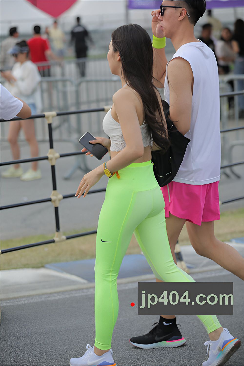 漂亮的紧身潮妹(26P)[207M/JPG]