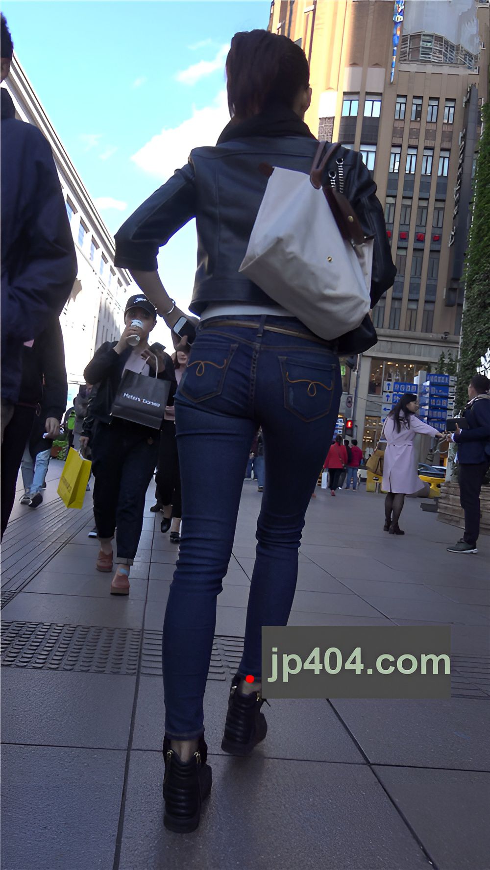 漂亮的牛仔裤美女[1.32G/MP4]