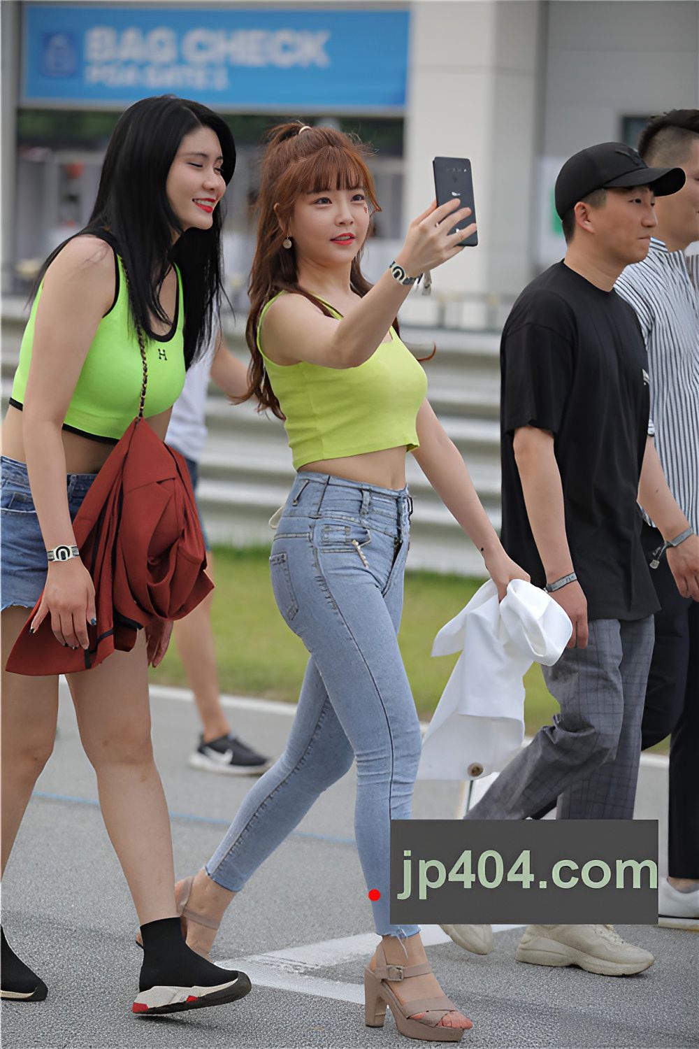 时尚的高腰牛仔女孩(32P)[284M/JPG]