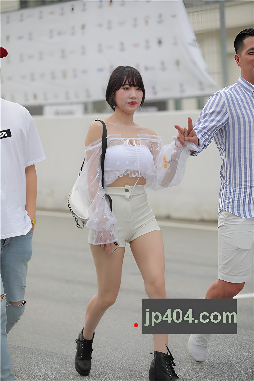 白色热裤月牙美女(18P)[159M/JPG]