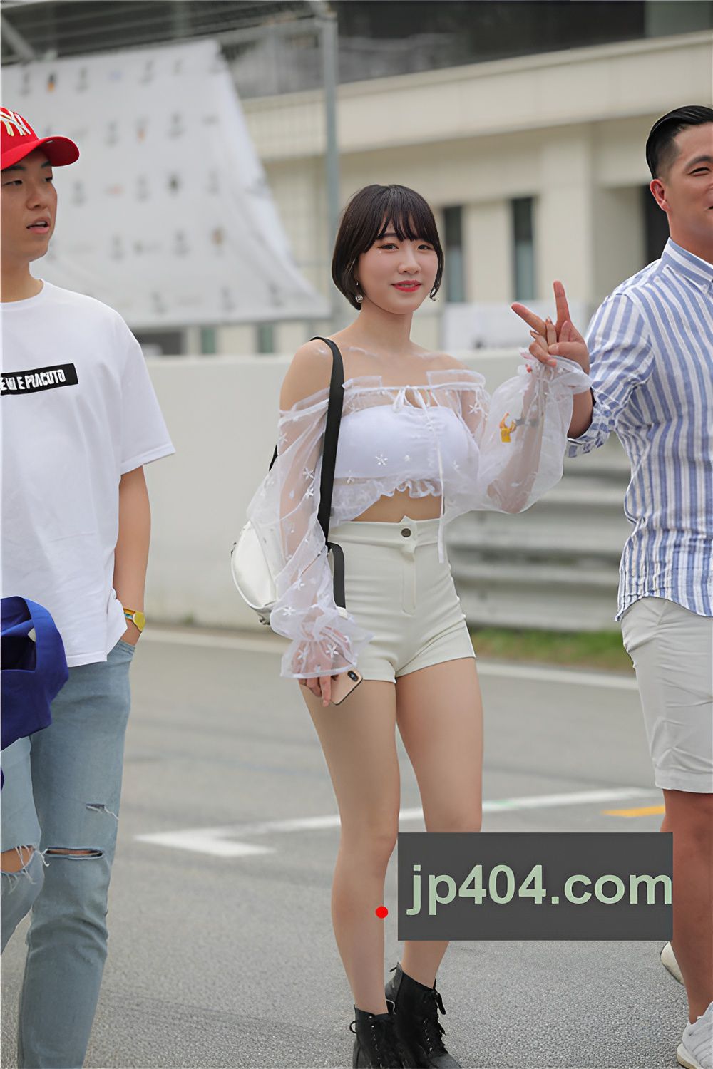 白色热裤月牙美女(18P)[159M/JPG]