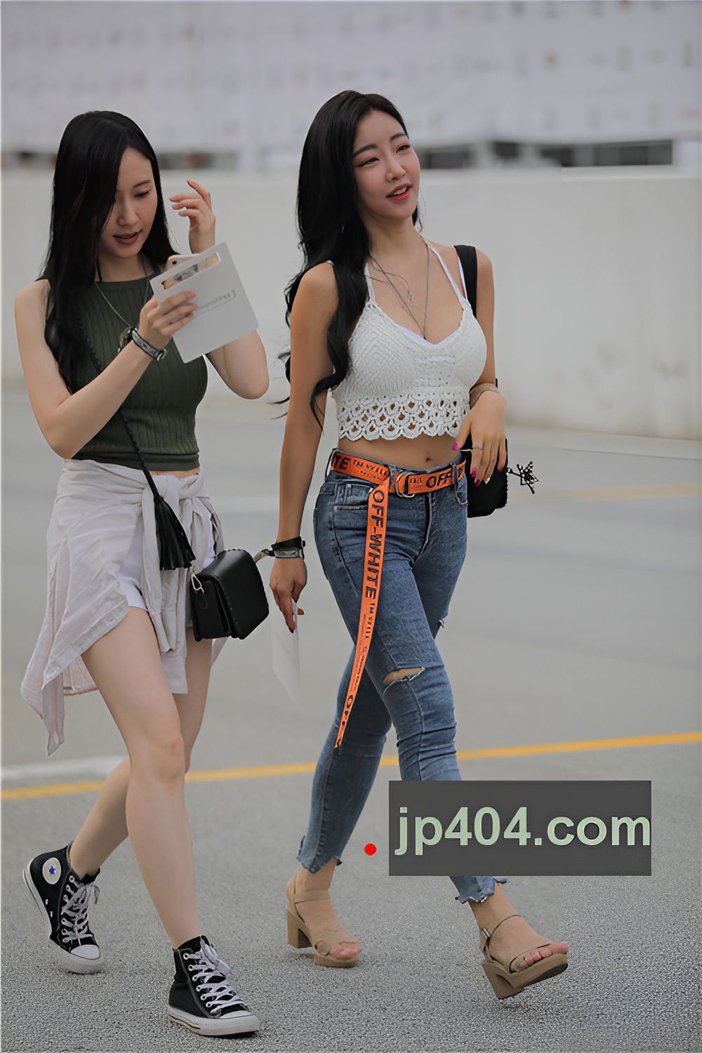 露腰的吊带牛仔紧身美女(49P)[406M/JPG]