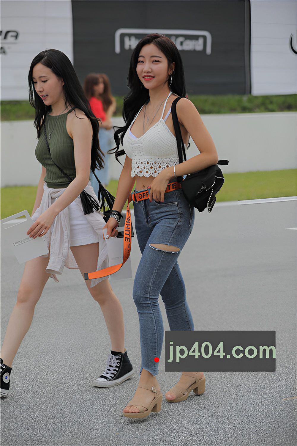 露腰的吊带牛仔紧身美女(49P)[406M/JPG]