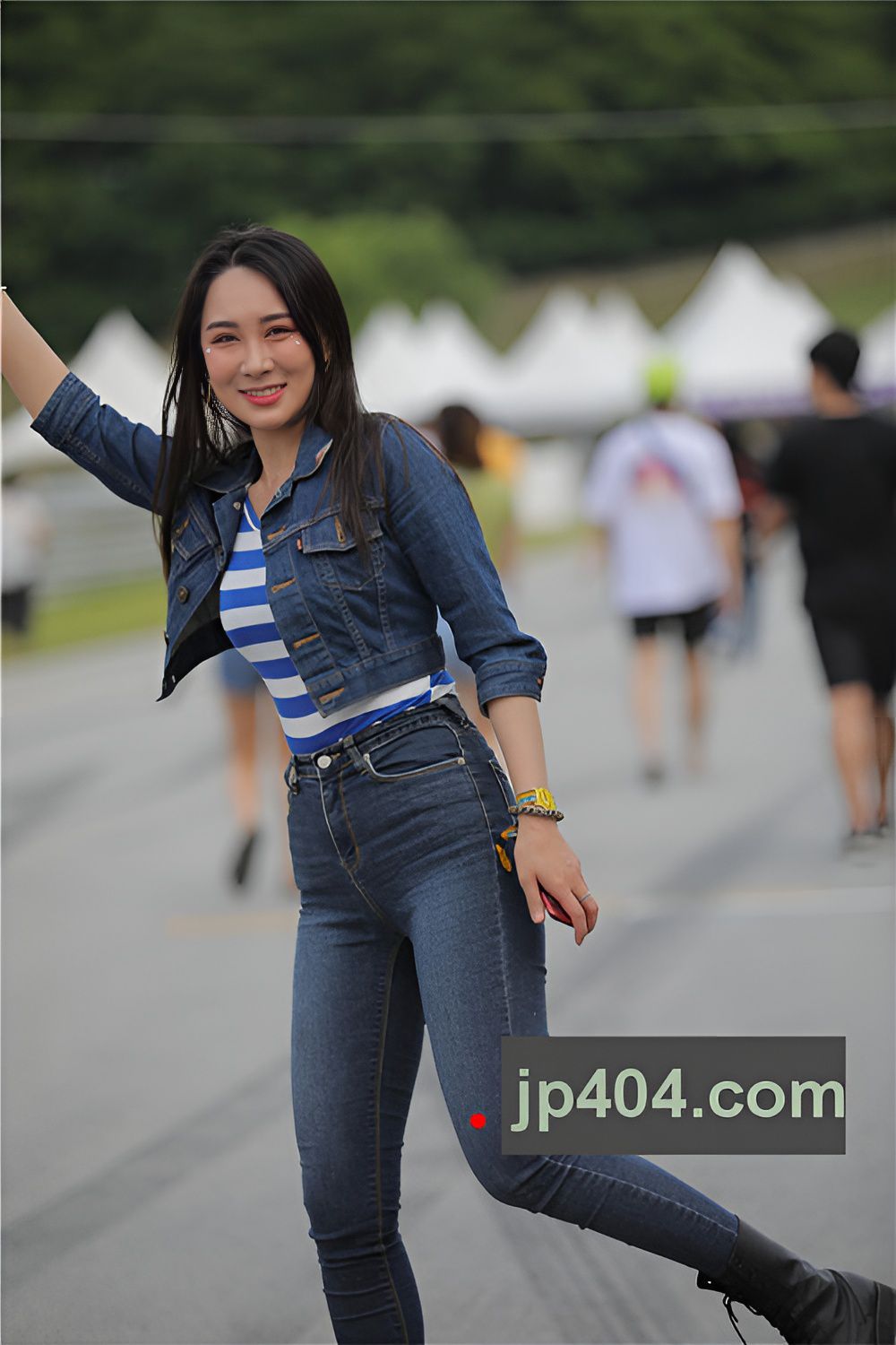 街拍牛仔紧身裤美女(24P)[191M/JPG]