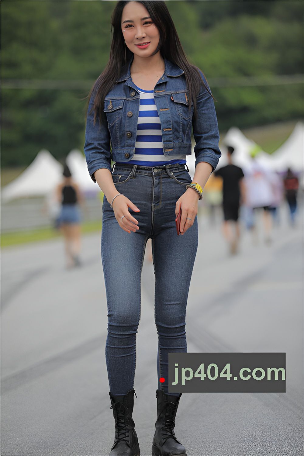 街拍牛仔紧身裤美女(24P)[191M/JPG]