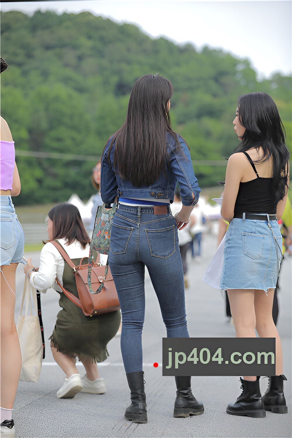 街拍牛仔紧身裤美女(24P)[191M/JPG]