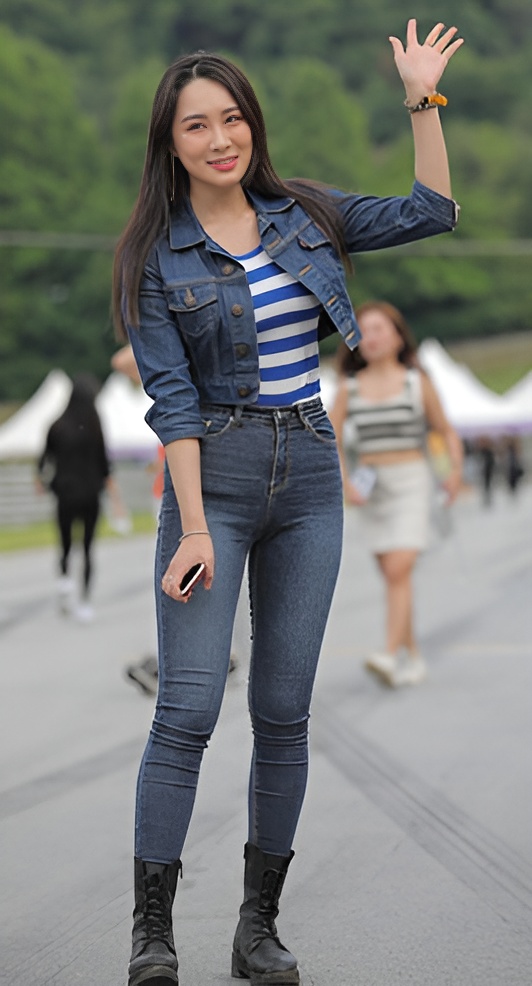 街拍牛仔紧身裤美女(24P)[191M/JPG]