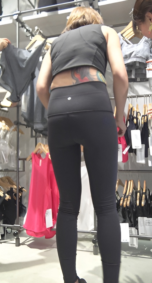 纹身的黑色紧身裤短发妹子[1.36G/MP4]