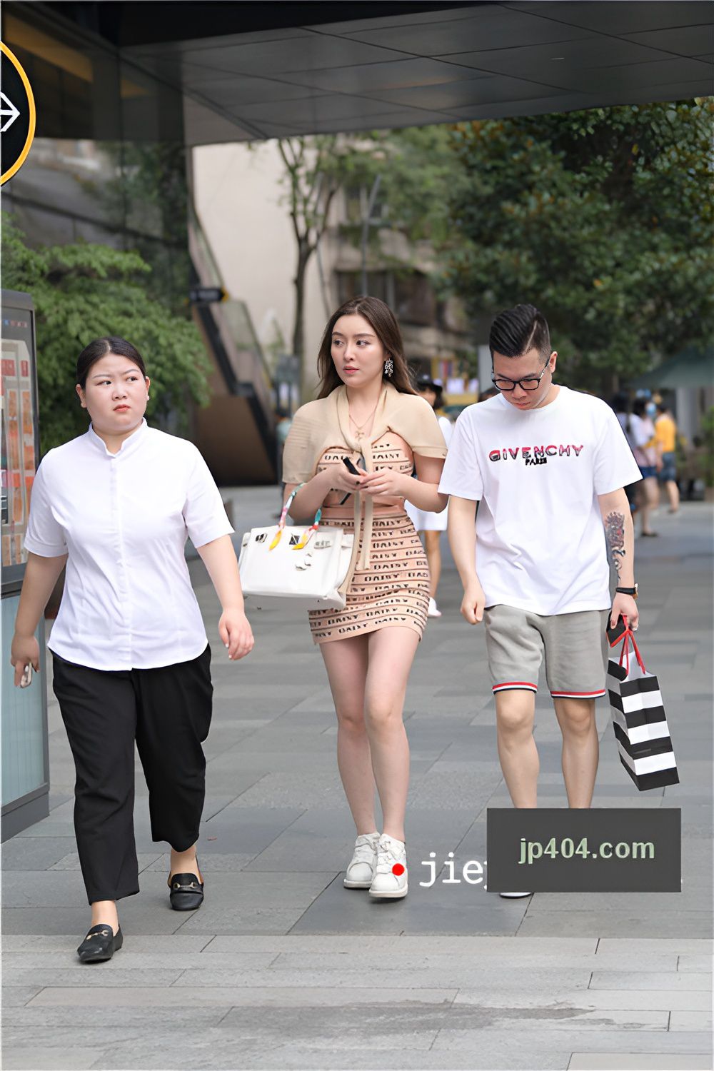 漂亮的包臀裙美女(38P)[860M/JPG]