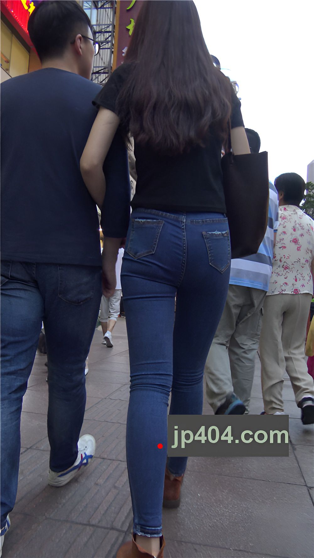 漂亮的蓝色牛仔紧身裤美女[1.37G/MP4]