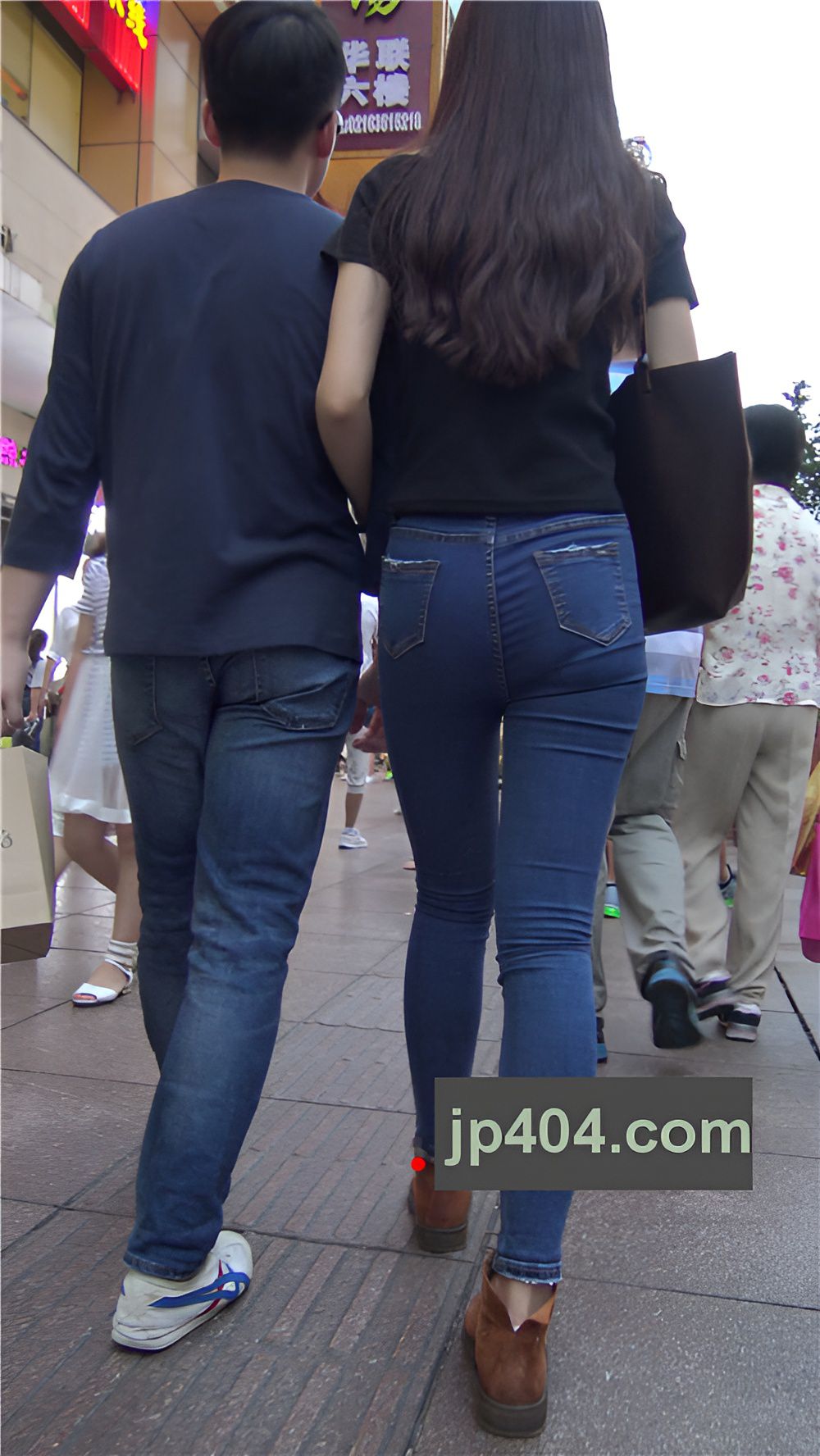 漂亮的蓝色牛仔紧身裤美女[1.37G/MP4]