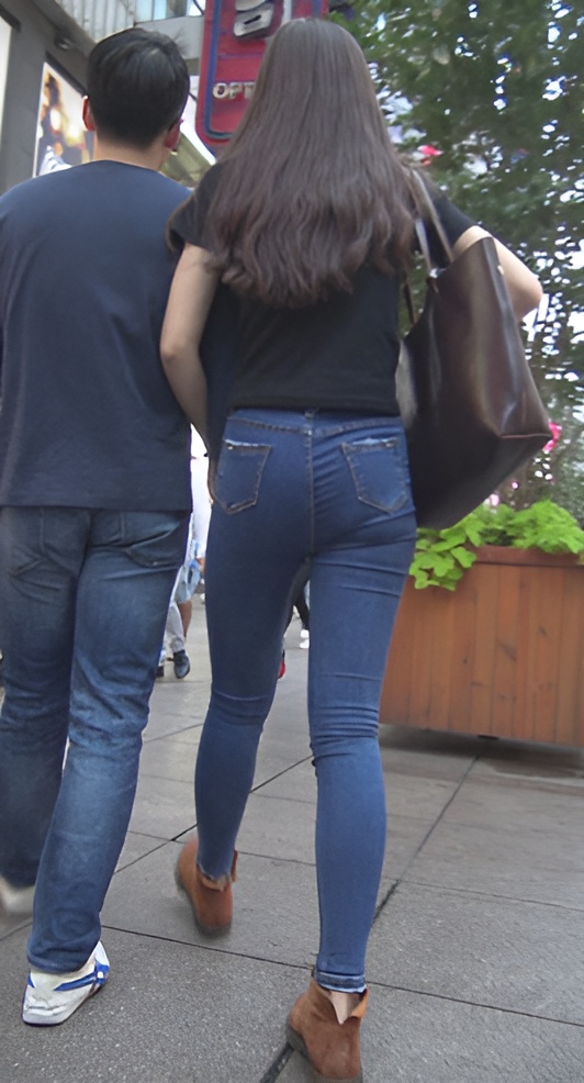 漂亮的蓝色牛仔紧身裤美女[1.37G/MP4]