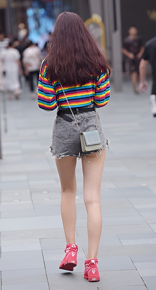 黑色热裤月牙小姐姐(63P)[1.11G/JPG]