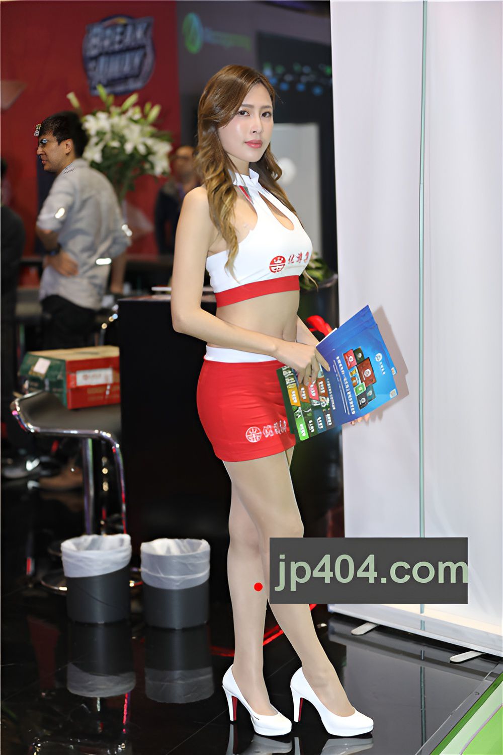 红色包臀模特(33P)[214M/JPG]