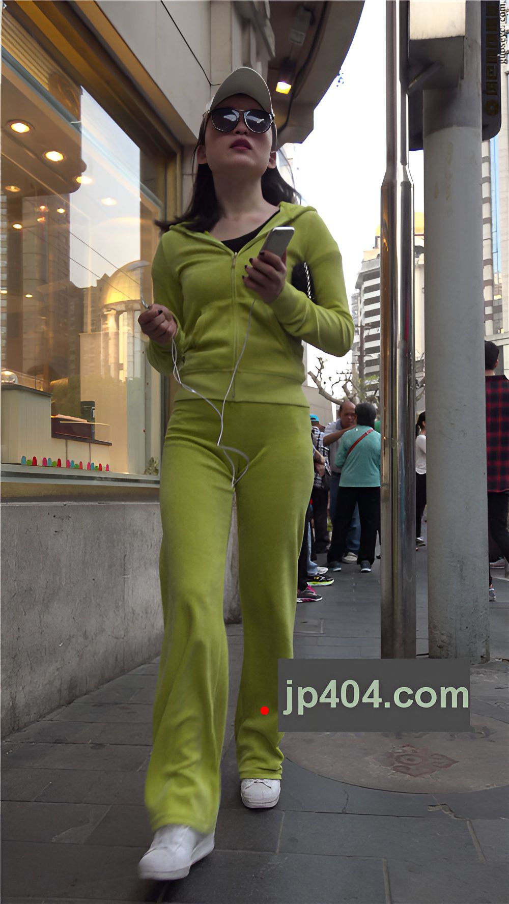 戴着墨镜的气质美女一、[569M/MP4]