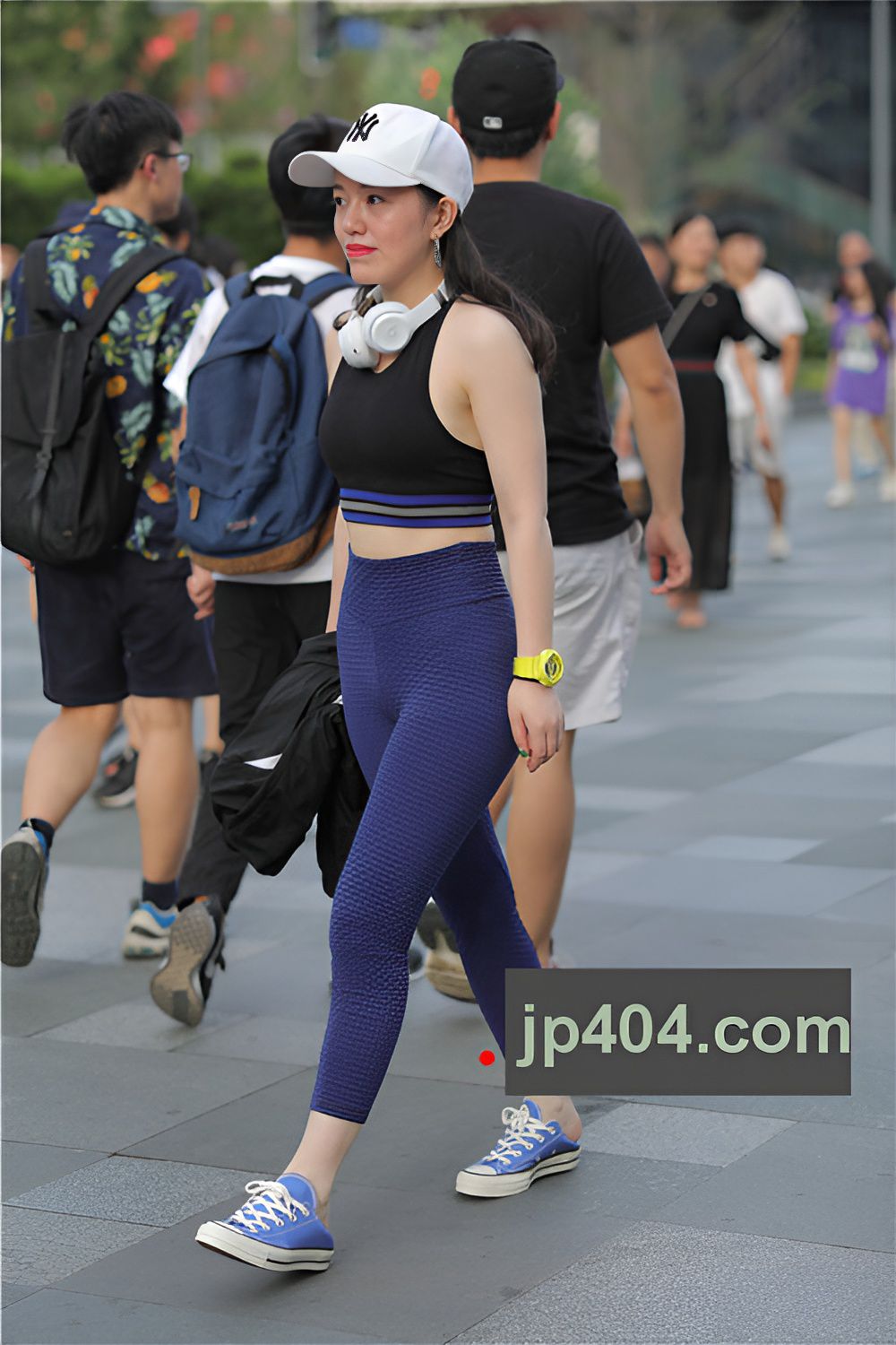 紧身丰腴妹子(84P)[615M/JPG]