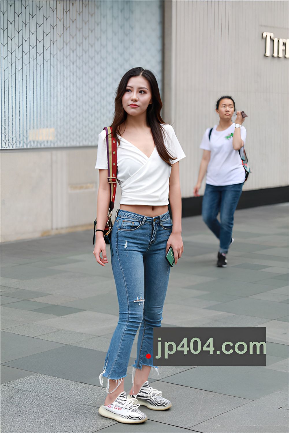 漂亮的极品露腰牛仔裤美女【套图+视频】