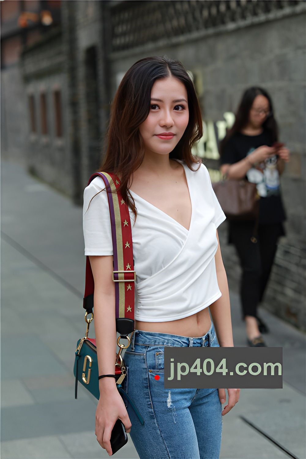 漂亮的极品露腰牛仔裤美女【套图+视频】