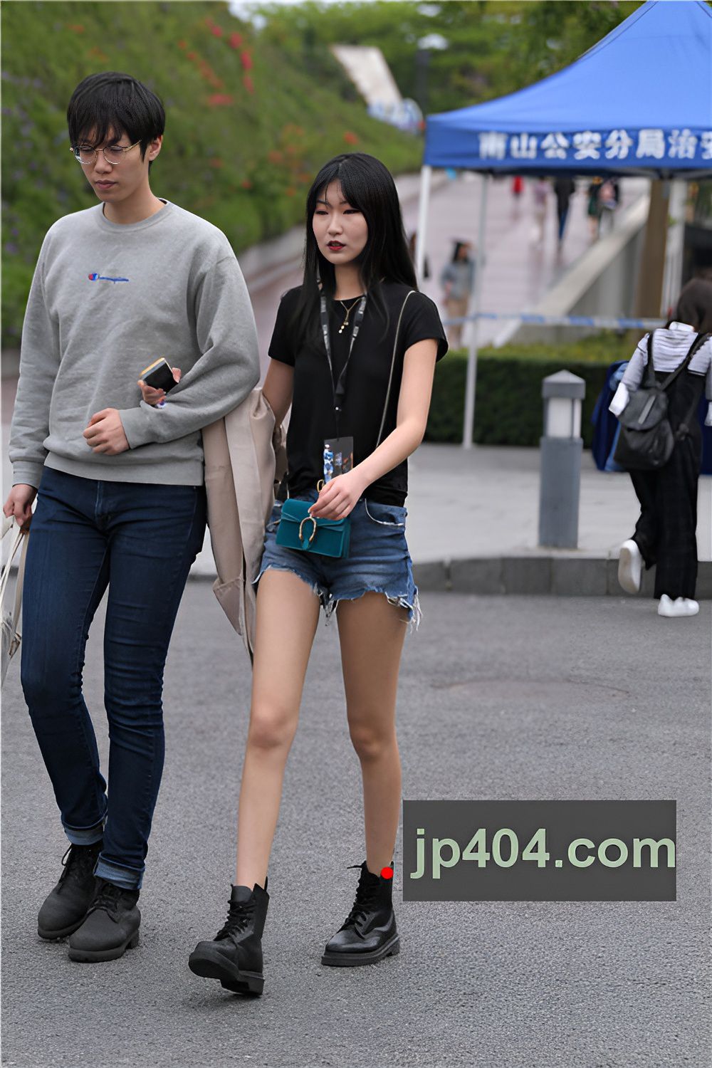 蓝色牛仔短裤小姐姐(54P)[494M/JPG]