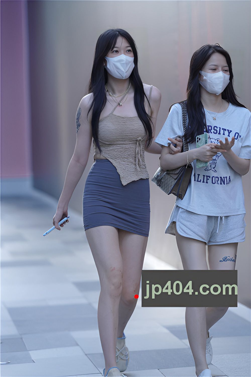 街拍灰色紧身包臀裙美女【套图+视频】